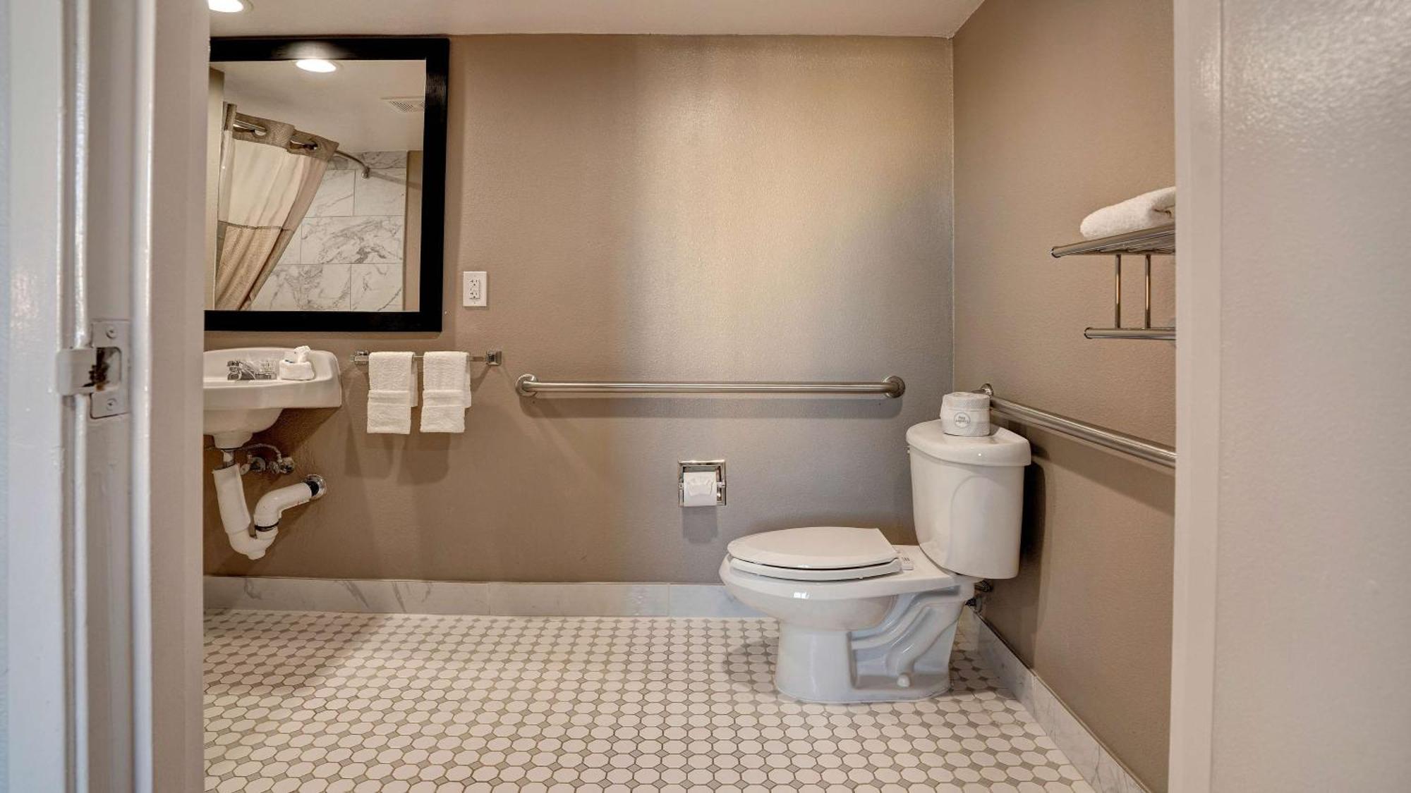 Quadruple Room - Disability Access - Roll in Shower,1571316404:JPEG