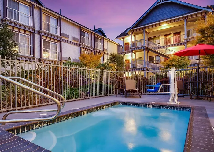 Motel: Best Western Plus Bayshore Inn